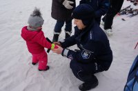 cieszyńscy policjanci oraz katowickiej komendy wojewódzkiej,  którzy wczoraj wspólnie z goprowcami, pracownikami sanepidu rozmawiali z dziećmi i dorosłymi na temat bezpiecznych zachowań w czasie pobytu na stoku Zagroń w Istebnej. towarzyszyła im maskotka - sznupek.