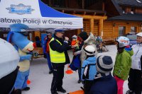 cieszyńscy policjanci oraz katowickiej komendy wojewódzkiej,  którzy wczoraj wspólnie z goprowcami, pracownikami sanepidu rozmawiali z dziećmi i dorosłymi na temat bezpiecznych zachowań w czasie pobytu na stoku Zagroń w Istebnej. towarzyszyła im maskotka - sznupek.