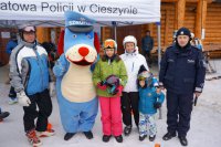 cieszyńscy policjanci oraz katowickiej komendy wojewódzkiej,  którzy wczoraj wspólnie z goprowcami, pracownikami sanepidu rozmawiali z dziećmi i dorosłymi na temat bezpiecznych zachowań w czasie pobytu na stoku Zagroń w Istebnej. towarzyszyła im maskotka - sznupek.