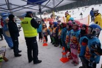 cieszyńscy policjanci oraz katowickiej komendy wojewódzkiej,  którzy wczoraj wspólnie z goprowcami, pracownikami sanepidu rozmawiali z dziećmi i dorosłymi na temat bezpiecznych zachowań w czasie pobytu na stoku Zagroń w Istebnej. towarzyszyła im maskotka - sznupek.