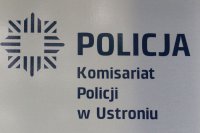 Tablica z nazwą jednostki w Komisariacie Policji w Ustroniu