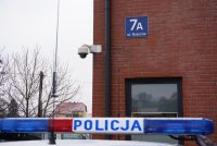 napis policja na dachu a w tle tabliczka z numerem posesji na budynku komisariatu policji w Skoczowie