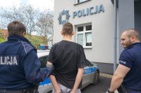 Zatrzymany 17 latek i 25 latek w rękach policjantów doprowadzani do komisariatu policji