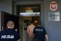 Zatrzymany 17 latek i 25 latek w rękach policjantów doprowadzani do komisariatu policji