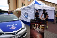 Policjanci na placu Hoffa W Wiśle przy namiocie porofilaktycznym