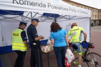 Policjanci na placu Hoffa W Wiśle przy namiocie porofilaktycznym