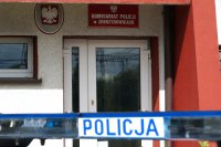 Zatrzymani złodzieje w rękach policjantów