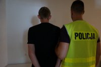 Zatrzymani złodzieje w rękach policjantów