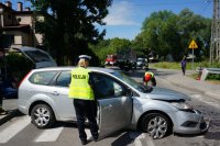 miejsce wypadku drogowego w Ustroniu na ulicy Cieszyńskiej gdzie zderzył się samochód osobowy z ciężarówką