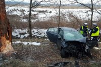 policjanci dokonują oględzin uszkodzonego auta