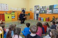 spotkanie policjantów z przedszkolakami. W zajęciach uczestniczył pies Sznupek- maskotka śląskiej policji