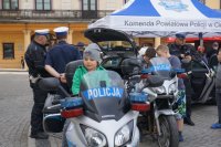 chłopiec na motocyklu policji