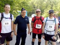 policjanci uczetniczący w biegu