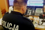 policjant dyżurny podczas pracy