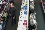mężczyzna w sklepie podejrzewany o kradzież