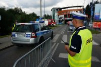 policjant kierujący ruchem na drodze