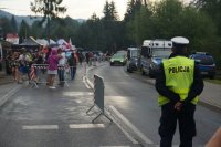 policjant kierujący ruchem na drodze