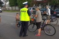 spotkanie policjanta z rowerzystami w ramach akcji rowerem bezpieczniej do celu