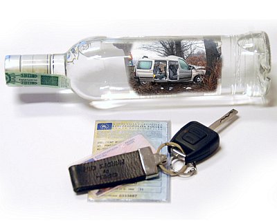 grafika- butelka alkoholu , zdjęcie kluczyków pojazdu i dowodu rejestracyjnego