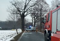 miejsce wypadku drogowego zabezpieczone przez służby porządkowe