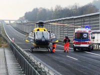 helikopter ląduje na drodze podczas akcji ratunkowej