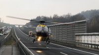 helikopter ląduje na drodze podczas akcji ratunkowej