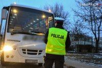 policjant kontroluje autobus