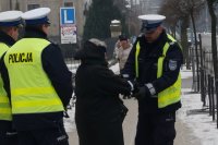 policjanci w trakcie czynności na miejscu zdarzeń drogowych