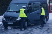 policjanci w trakcie czynności na miejscu zdarzeń drogowych