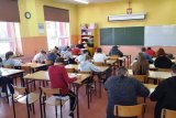 ucnziowie rozwiązują test w klasie