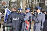 policjant śłubuje stojąc przed sztandarem KWP Katowice