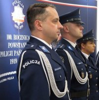 policjanci w nowych mundurach wyjściowych