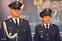 policjanci w nowych mundurach wyjściowych