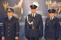 policjanci w nowych mundurach wyjściowych