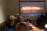 szkolenie policjantów- policjanci na świetlicy oglądają pokaz filmu &quot;Szkoda ciebie na takie patoklimaty&quot;