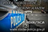 Radiowóz policyjny w tle  i napis Policję tworzą ludzie, twórzmy ją razem. Rekrutacja