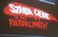 sala lekcyjna- uczniowie siedzą, na ścianie napis &quot;Szkoda ciebie na takie patoklimaty&quot;