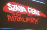 sala lekcyjna- uczniowie siedzą, na ścianie napis &quot;Szkoda ciebie na takie patoklimaty&quot;