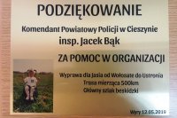 tabliczka pamiątkowa- podziękowania, po lewej stronie zdjęcie chorego chłopca na wózku inwalidzkim