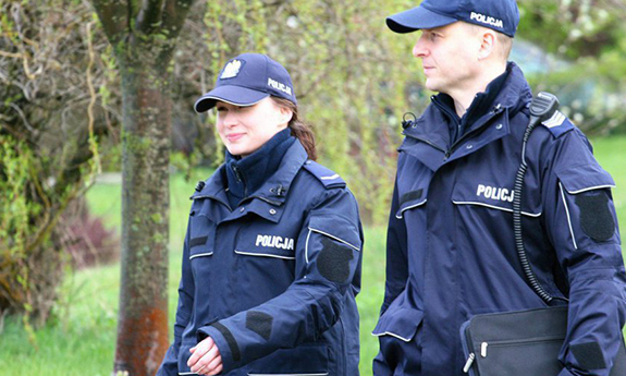 policjant i policjantka podczas patrolu