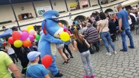 festy mundurowi dzieciom Sznupek rozdaje balony