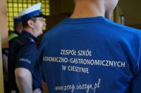 policjanci i uczniowie przygotowują się do akcji omawiając sprawy z nią związane