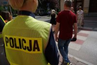 policjantka przy przejściu dla pieszych nadzoruje ruch