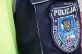 policyjny emblemat na rękawie kurtki z napisem Komenda Powiatowa Policji w Cieszynie