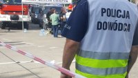 policjant zabezpiecza miejsce zdarzneia