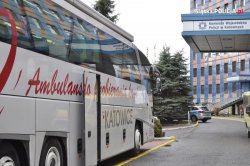 autobus krwiodawstwa przed budynkiem Komendy Wojewódzkiej w Katowicach