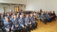 policjanci i zaproszeni gości podczas uroczytości