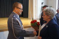 komendant otrzymuje gratulacje i kwiaty