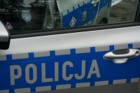 napis policja na drzwiach otwartych samochodu