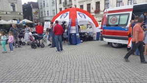 ludzie na cieszyńskim rynku, obok pojazdy ratownicze